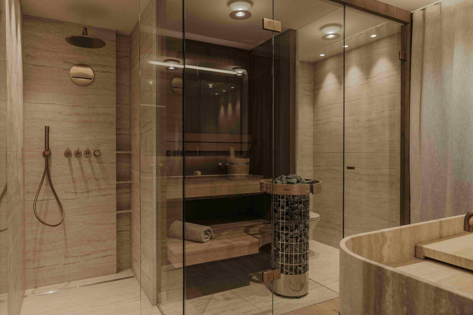 Modernes Badezimmer mit großer begehbarer Dusche und integrierter Sauna für Wellness.