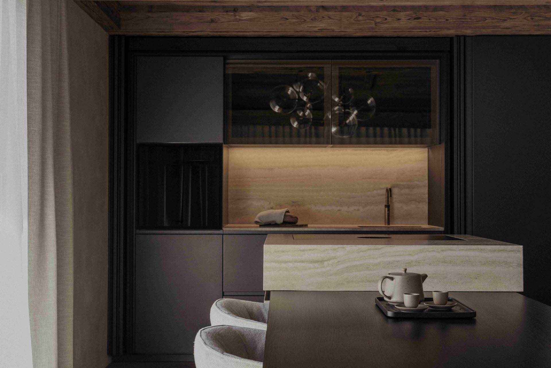 Elegante, integrierte Küche mit dunklen Schränken, Naturstein-Arbeitsplatte und modernem Design.