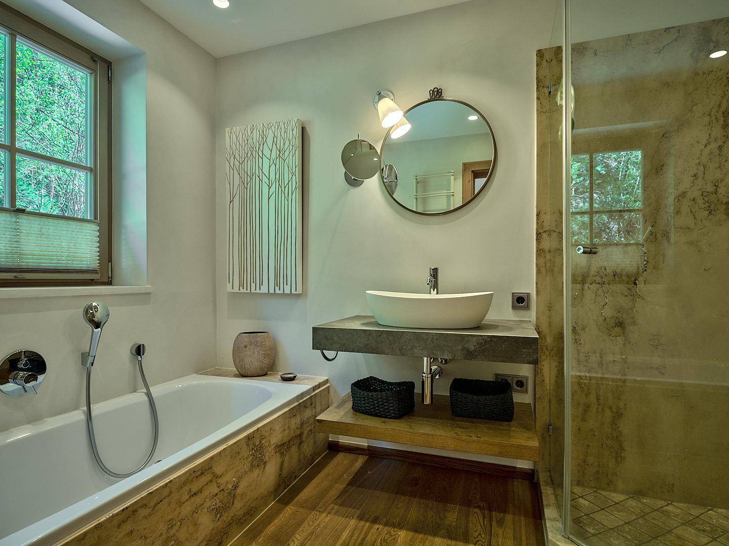 Modernes Badezimmer mit Badewanne, begehbarer Dusche, Einzelwaschbecken und Fenster.