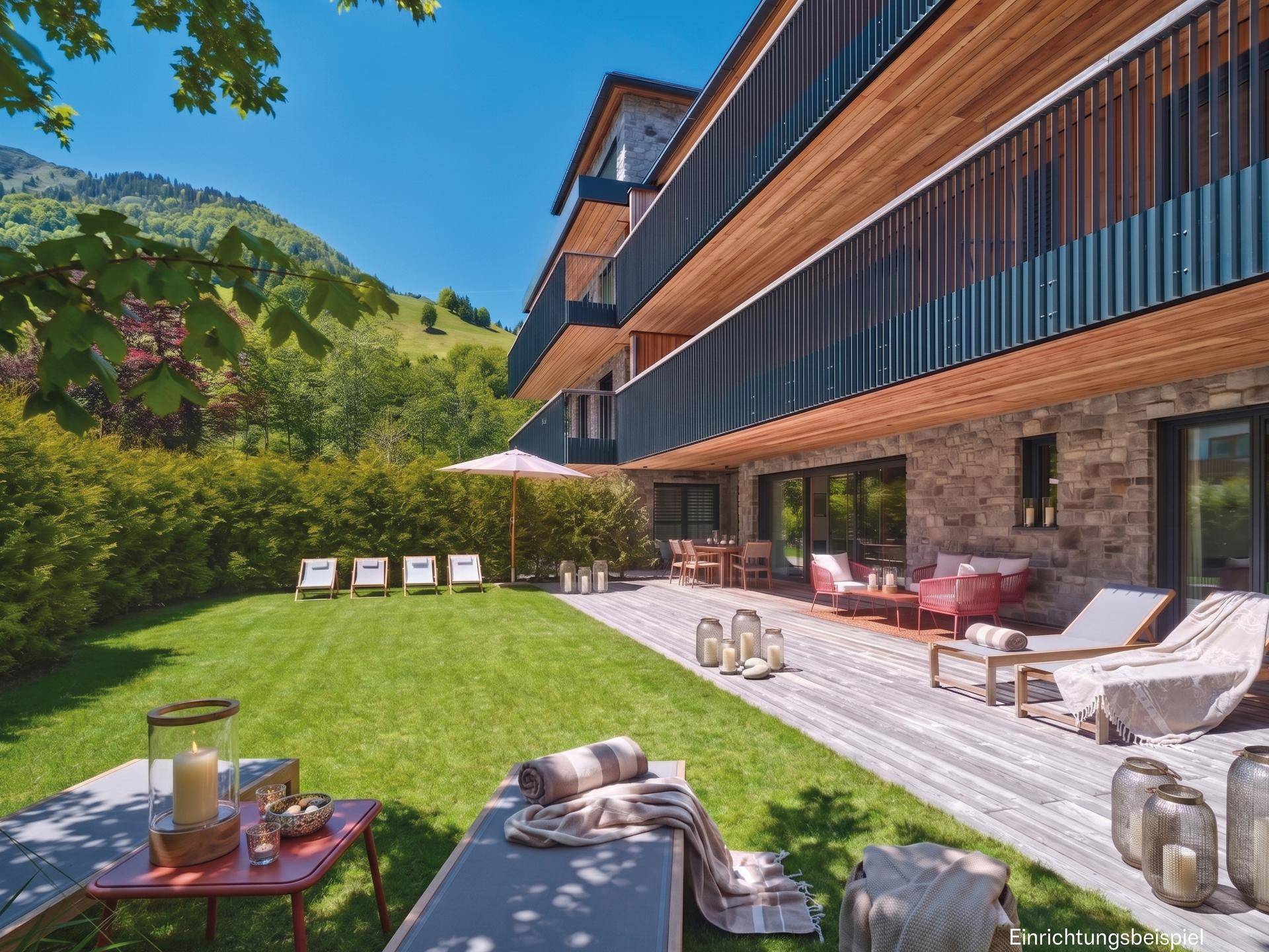 Moderne Architektur mit Holzfassade, großem Garten, Terrasse mit Liegestühlen und einem malerischen Bergblick.