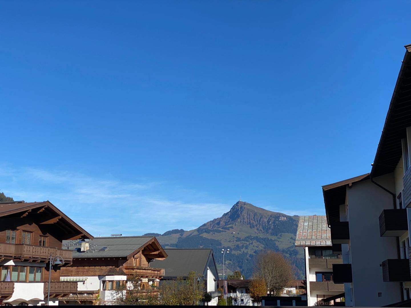 Panoramablick auf die umliegende Berglandschaft und traditionelle Häuser.