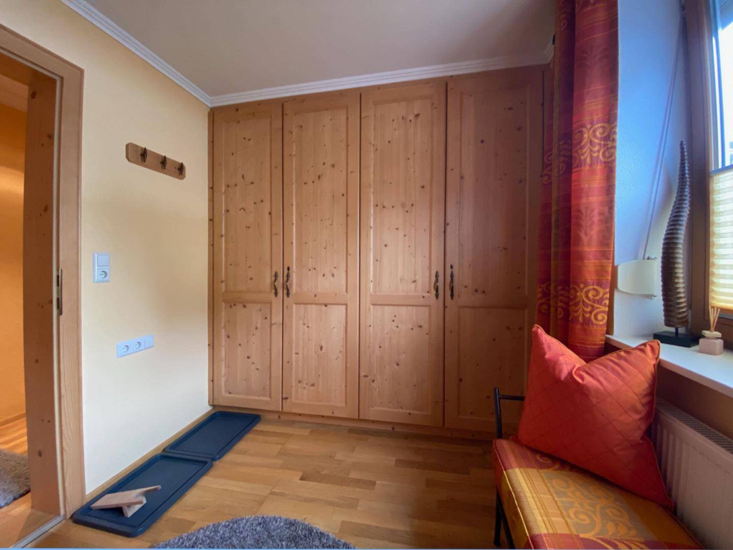 Flur mit Einbauschränken aus Holz und Holzboden.