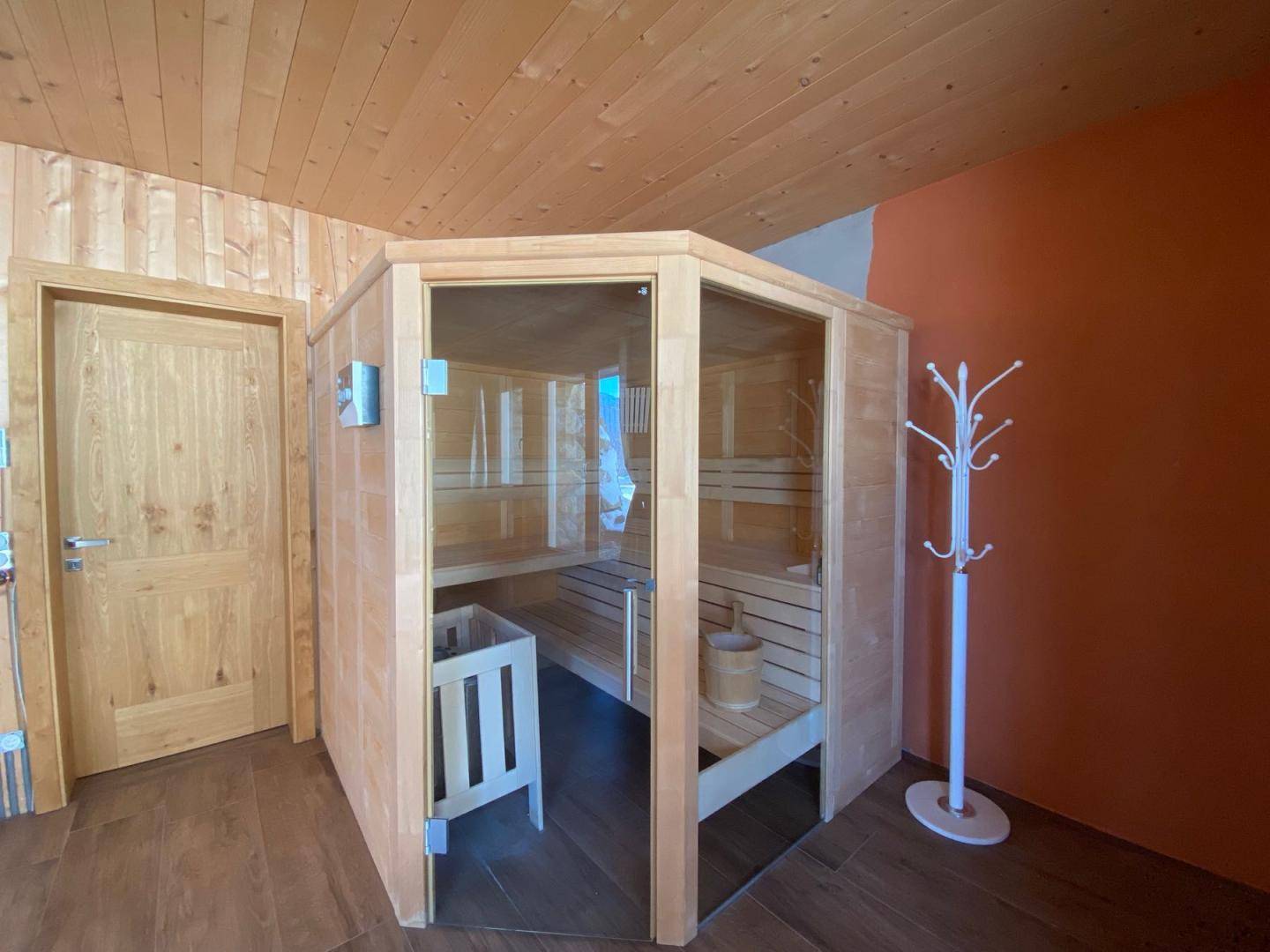 Moderne Sauna mit Glasfront und Holzbänken für entspannende Momente.