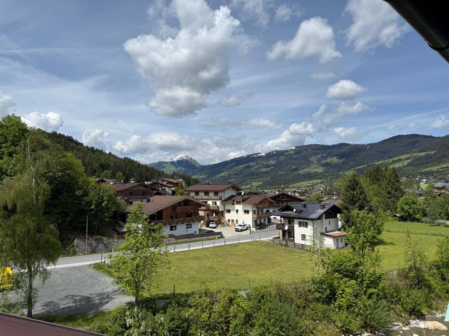 Panoramablick auf das Dorf und die majestätische Bergwelt von der Immobilie aus.