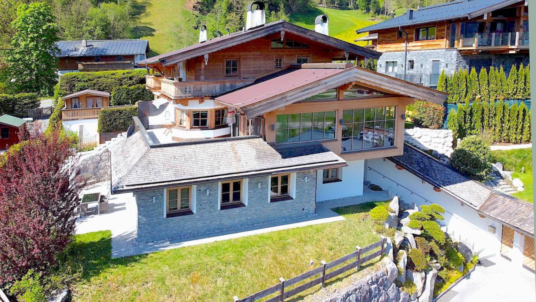 Panoramablick auf das Anwesen mit seiner harmonischen Integration in die natürliche Berglandschaft.