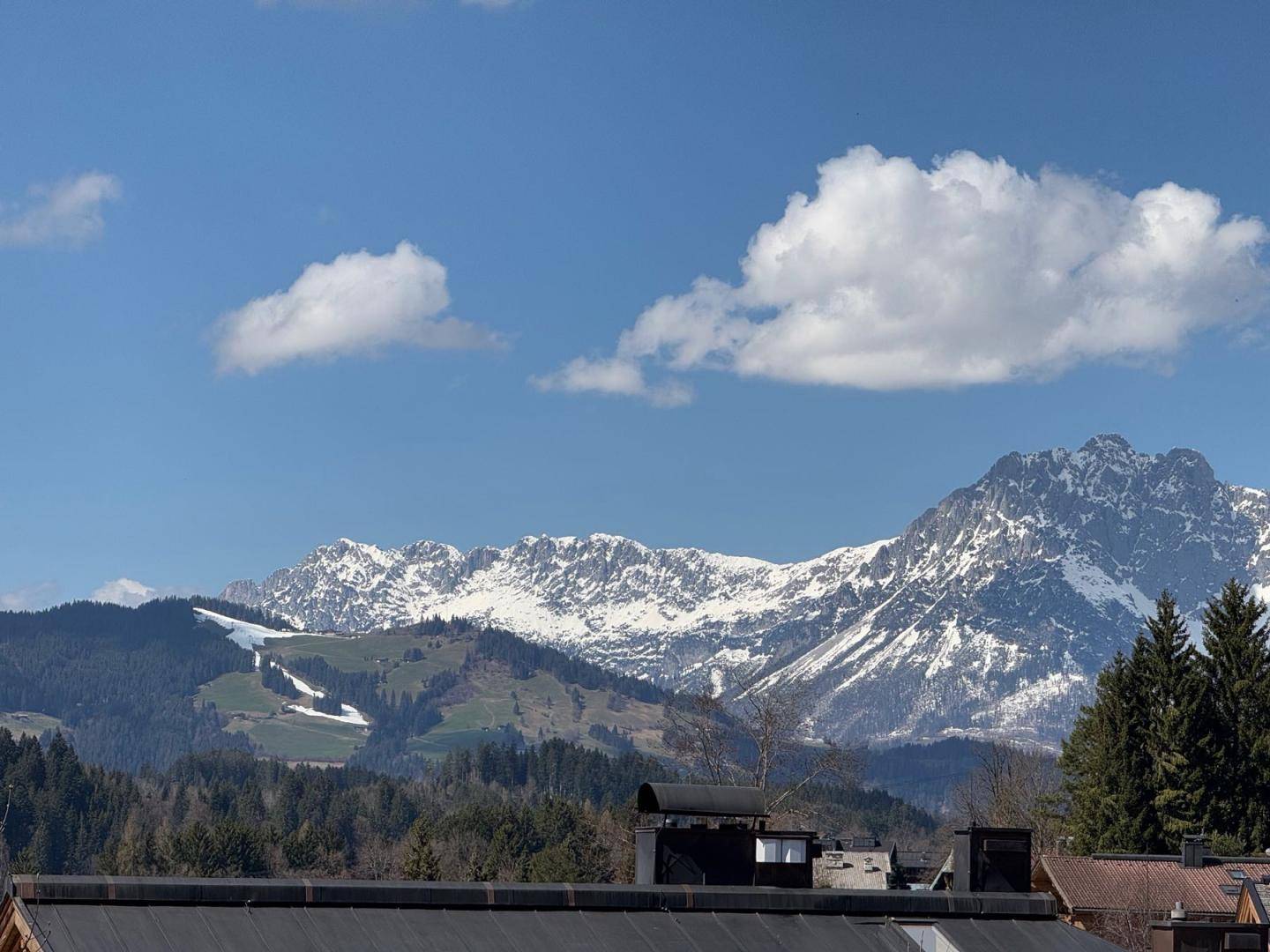 Spektakulärer Blick auf schneebedeckte Berge unter einem strahlend blauen Himmel.