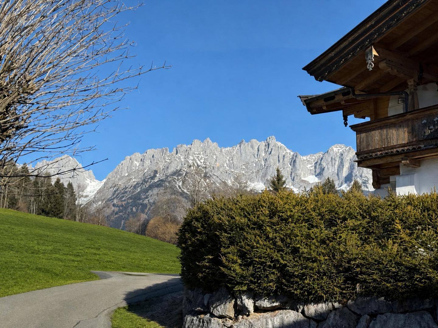 Atemberaubender Blick auf die imposante Bergwelt mit schneebedeckten Gipfeln und grünen Hängen.