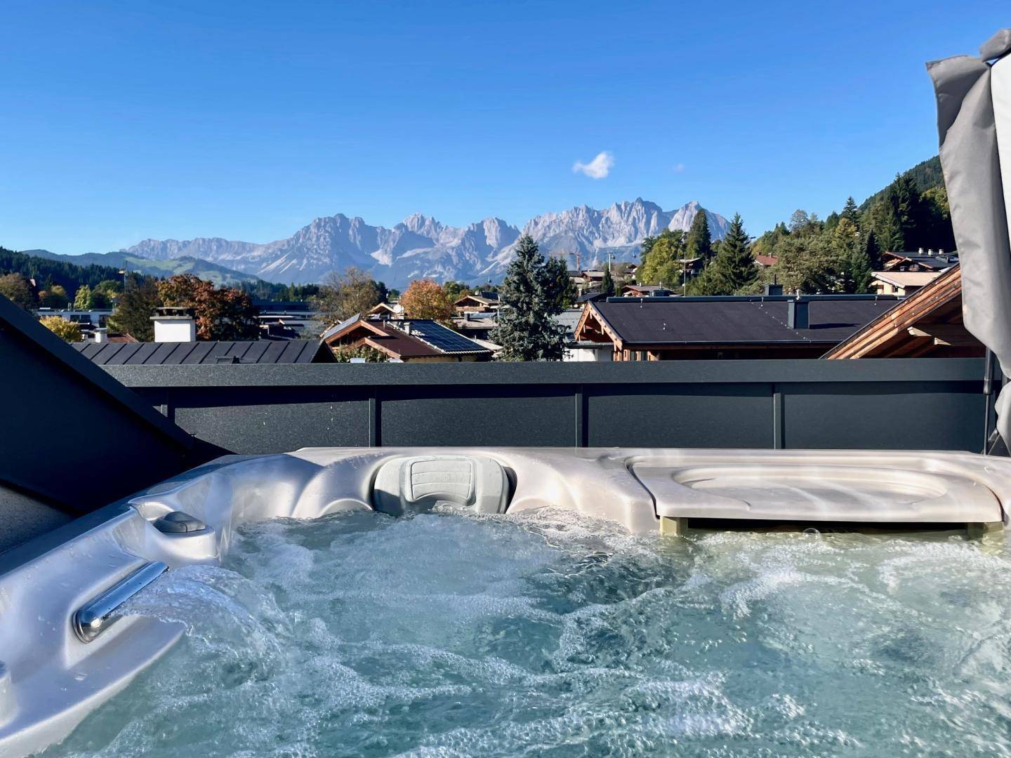 Entspannender Whirlpool im Freien mit spektakulärem Blick auf die umliegende Bergwelt.