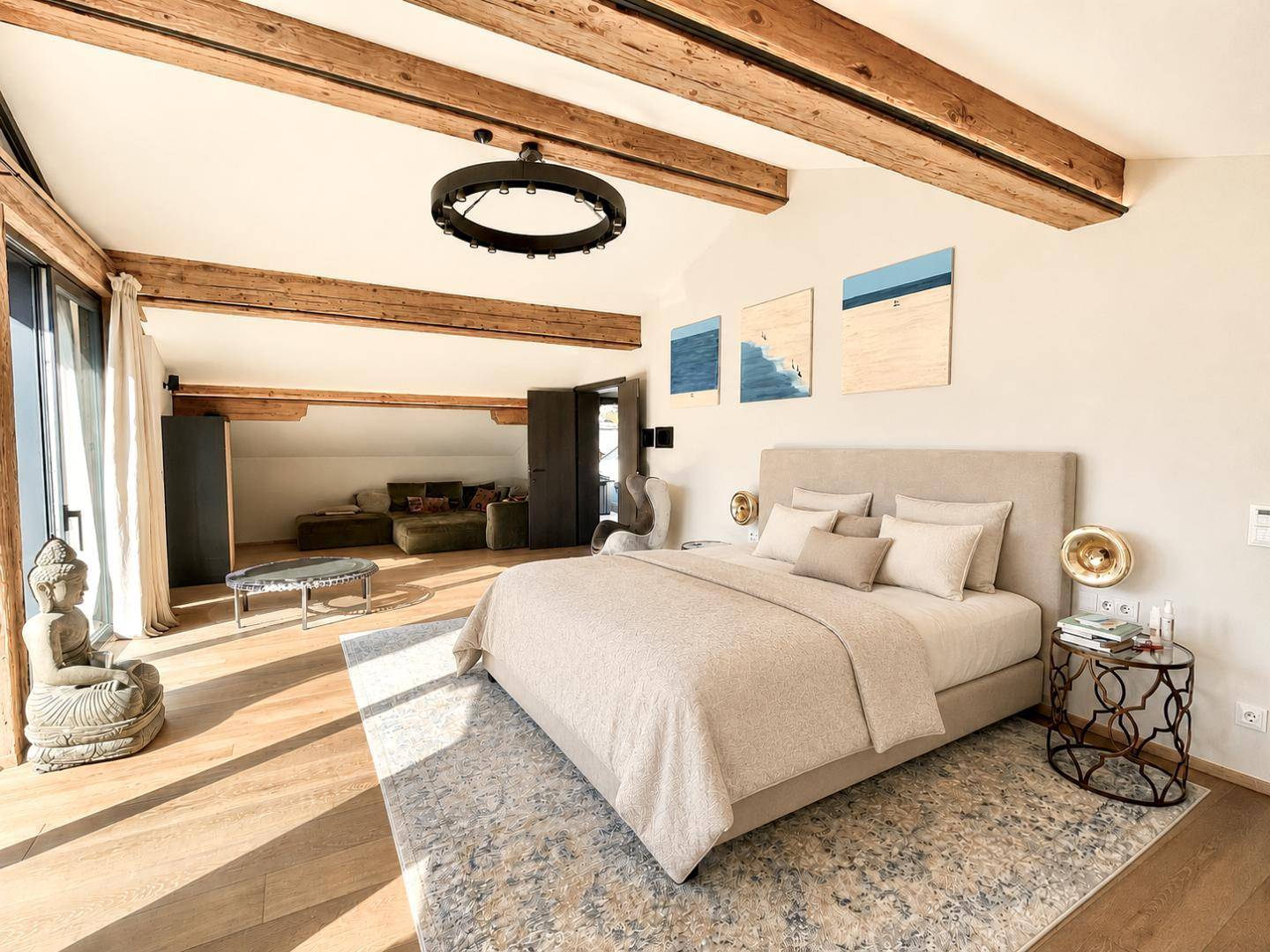 Geräumiges Schlafzimmer mit sichtbaren Holzbalken, bequemen Bett und gemütlicher Sitzecke.