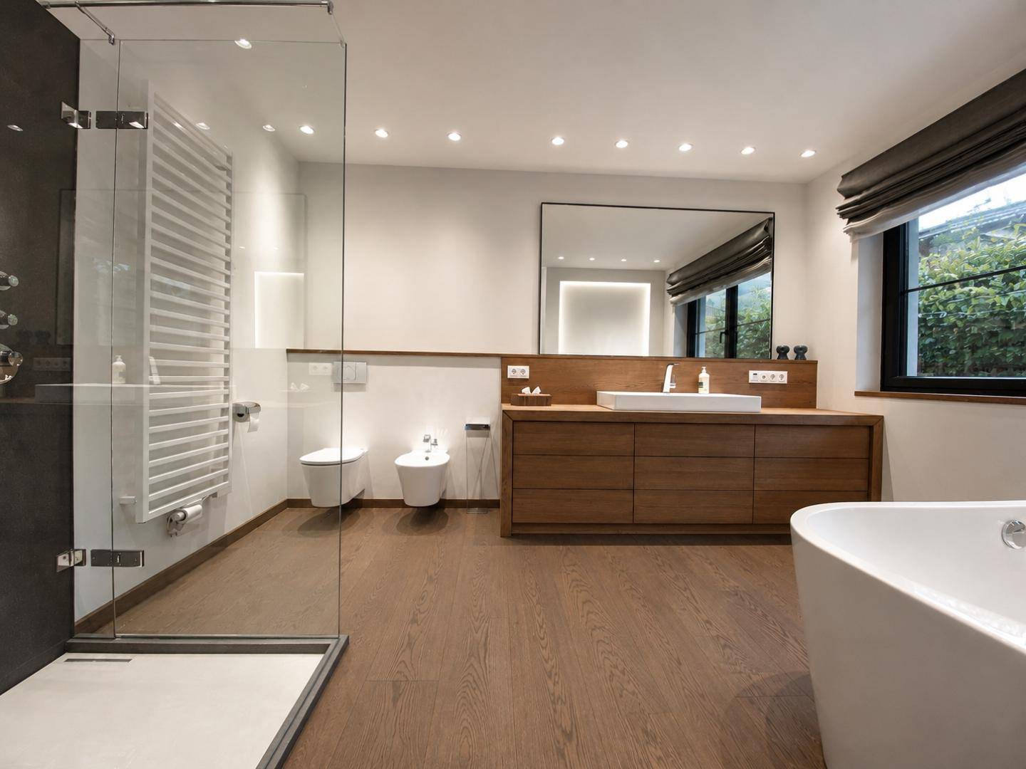 Luxuriöses Badezimmer mit freistehender Badewanne, begehbarer Dusche und Doppelwaschbecken.
