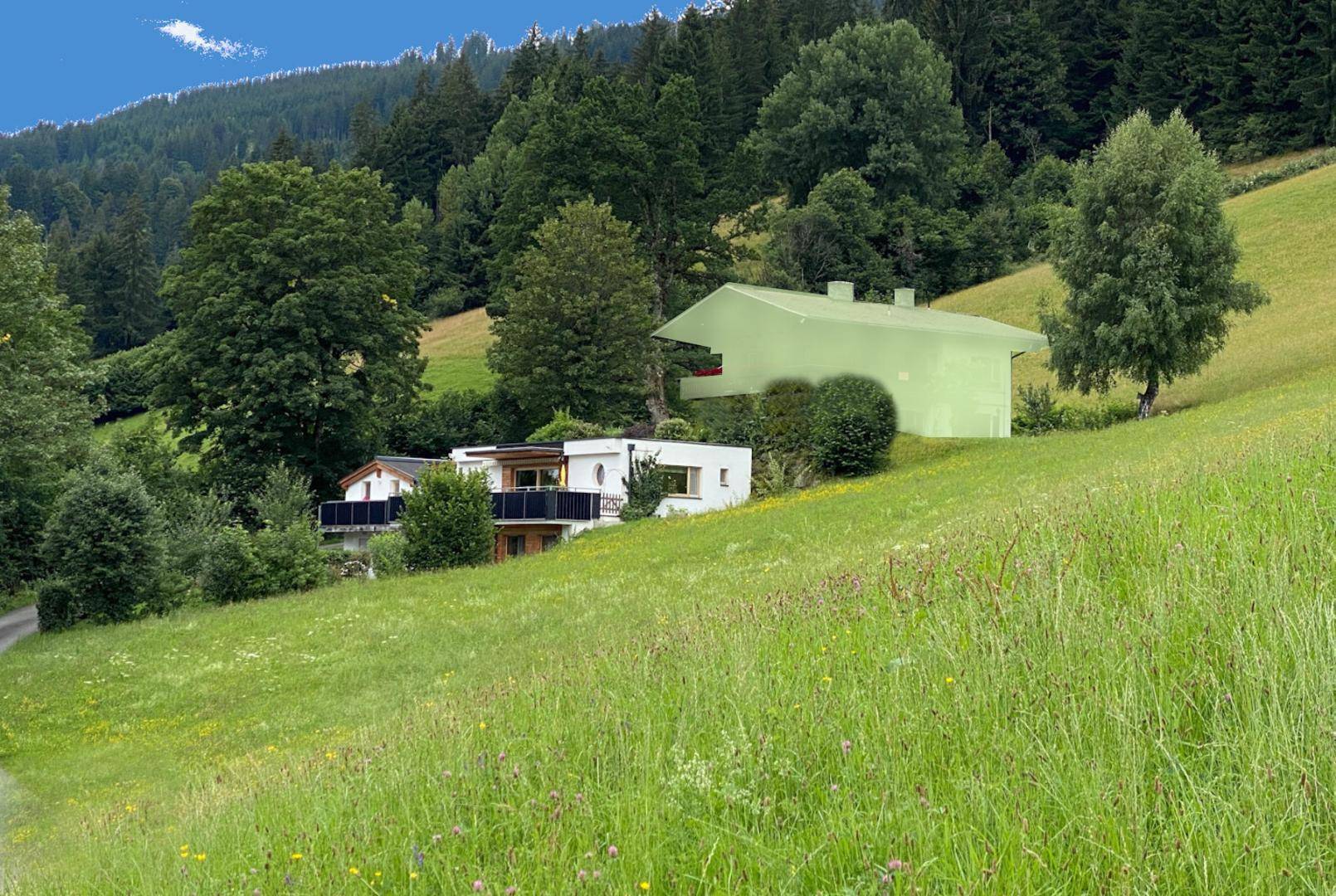Eingebettet in die Natur: Modernes Wohnhaus mit weitem Blick über grüne Wiesen und Wälder.