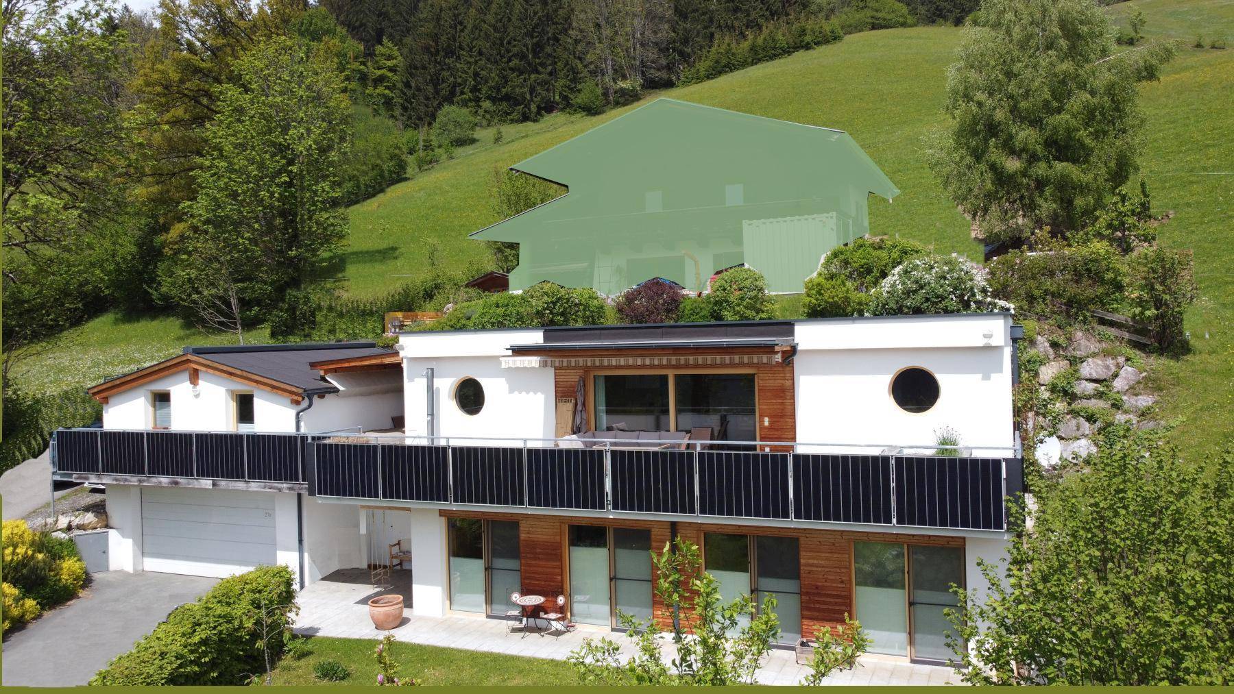 Architektonisch ansprechendes Gebäude mit Flachdach und großzügigen Fensterfronten in alpiner Landschaft.