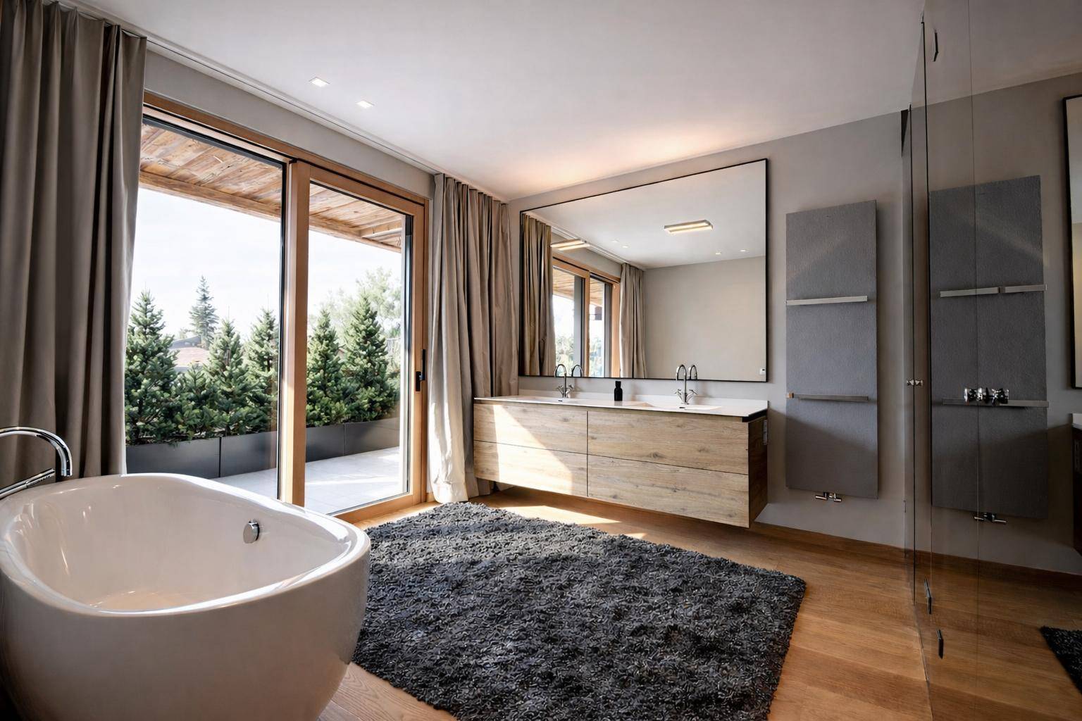 Modernes Badezimmer mit freistehender Badewanne, Doppelwaschbecken und Zugang zur Terrasse.