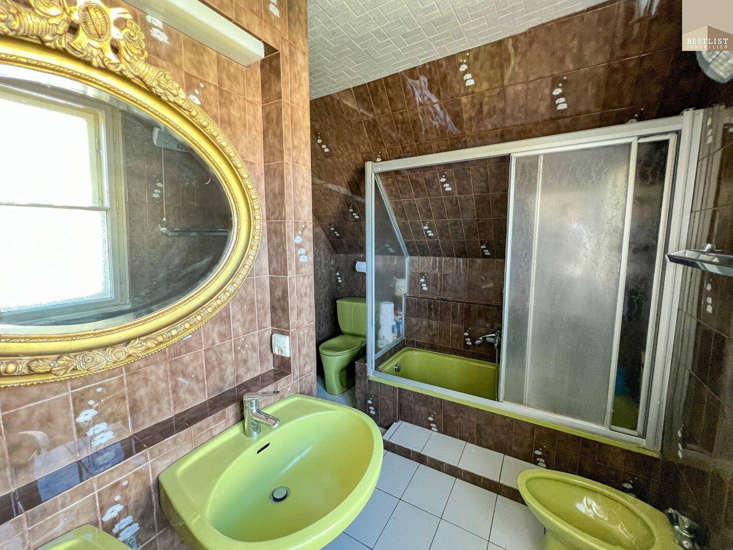 Badezimmer im Stil der 80er Jahre mit braunen Fliesen, gelber Keramik und Dusche.