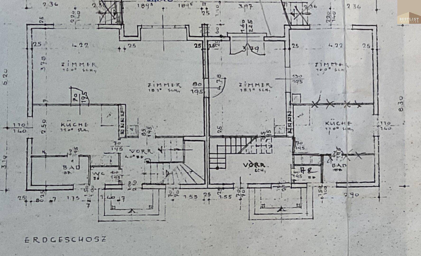 Handgezeichneter Grundriss des Erdgeschosses mit zwei Wohneinheiten, inklusive Zimmern, Küche und Bädern.