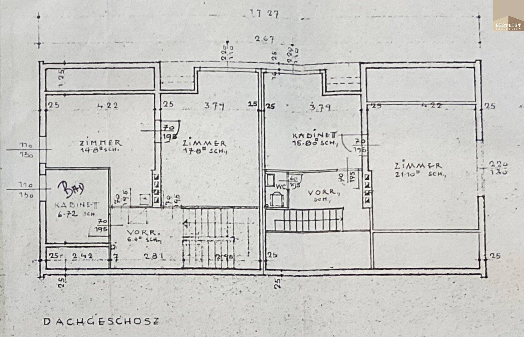 Grundriss des Dachgeschosses mit mehreren Zimmern, Bad und WC.