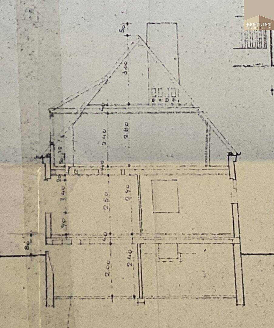 Architektonischer Schnitt durch ein Gebäude mit Dachkonstruktion und mehreren Stockwerken.
