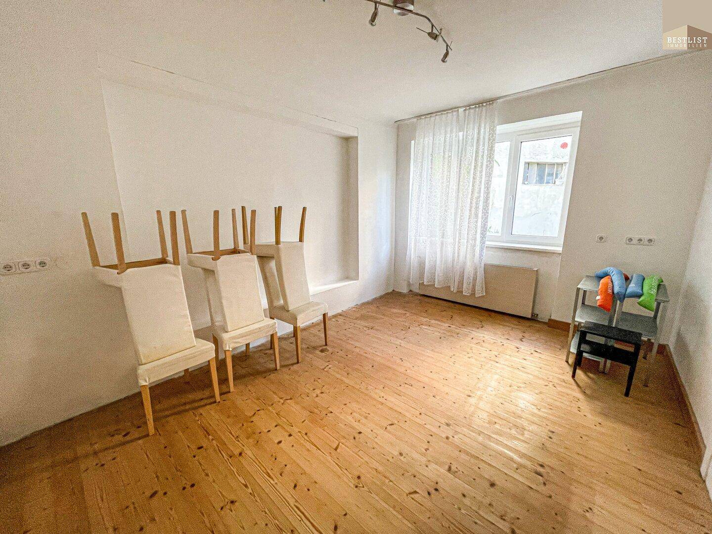 Heller, unmöblierter Raum mit Dielenboden und einem Fenster, bereit zur individuellen Gestaltung.