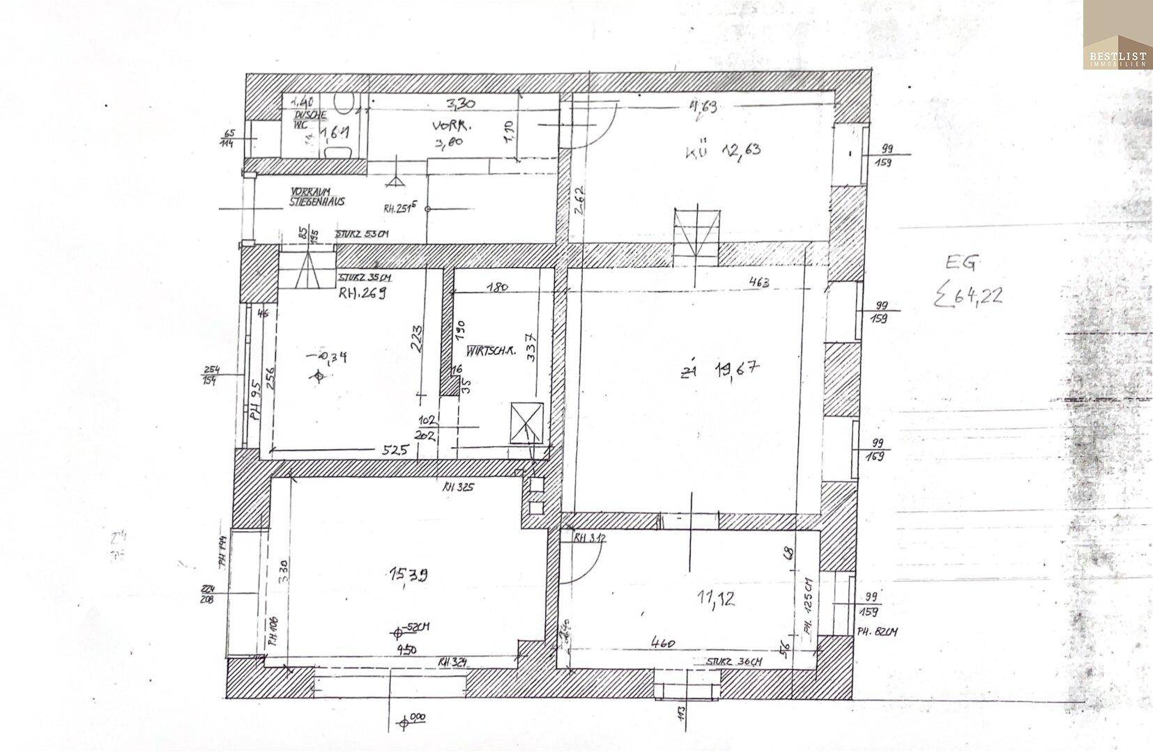 Grundriss des Erdgeschosses mit Raumaufteilung und Maßen, zeigt eine offene Gestaltung.
