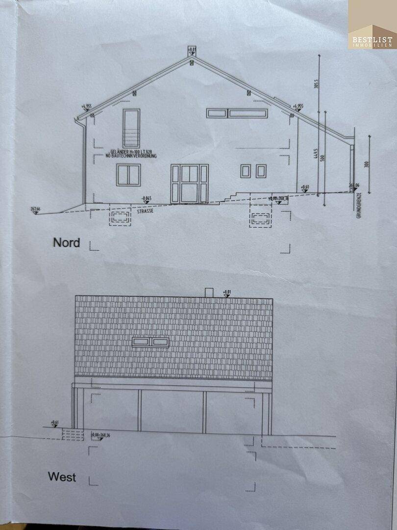 Nord- und Westansicht des Gebäudes mit Fensteranordnungen und Dachgestaltung.