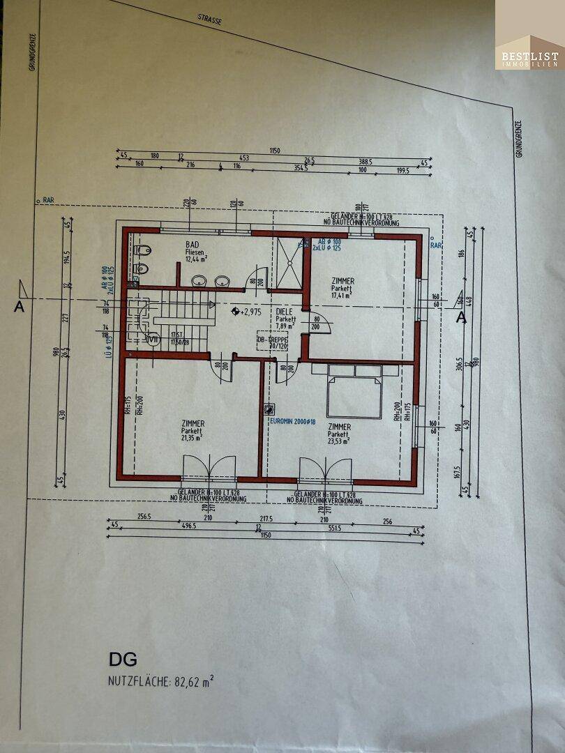 Grundriss des Dachgeschosses mit mehreren Zimmern, einem Badezimmer und Diele.