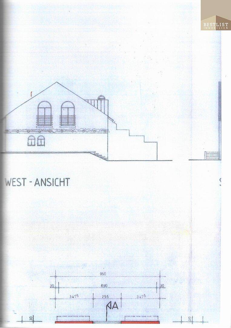 Westansicht des Gebäudes mit Fenstern und Treppenaufgang.