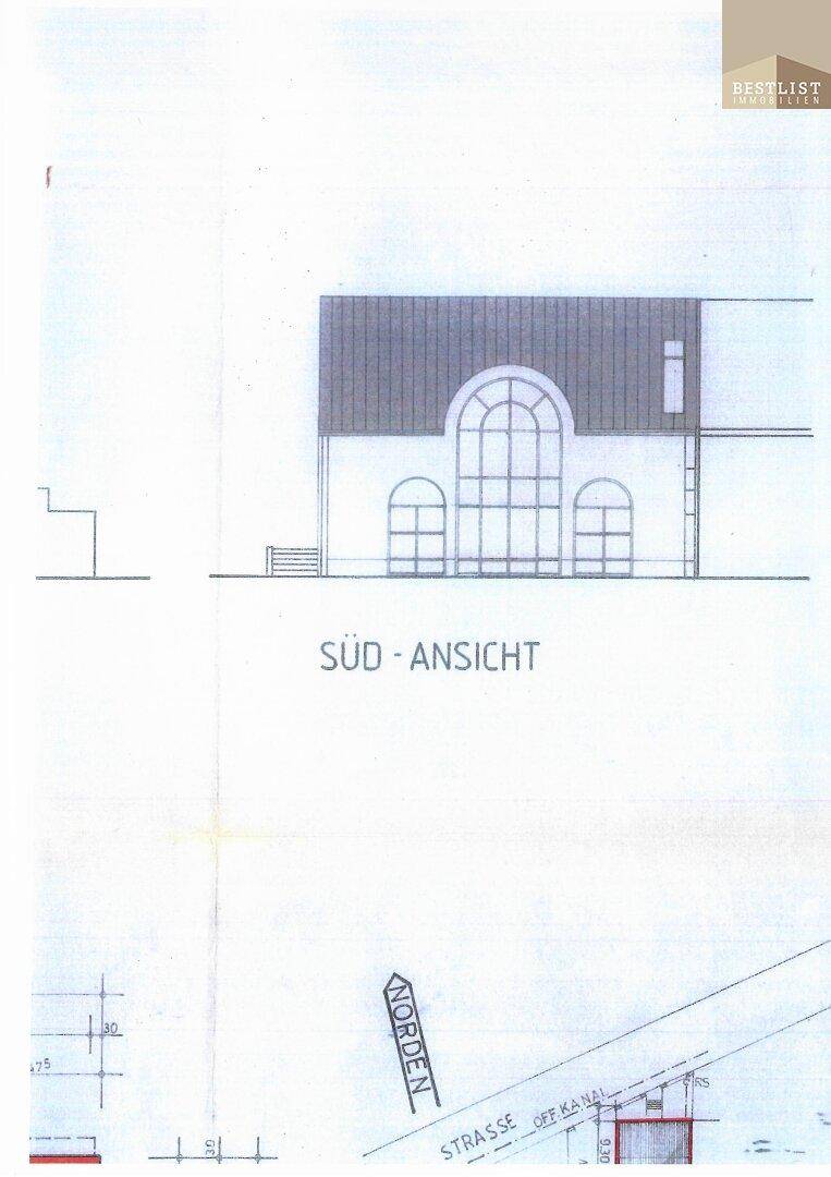Südansicht des Gebäudes mit großen Bogenfenstern und Dachform.