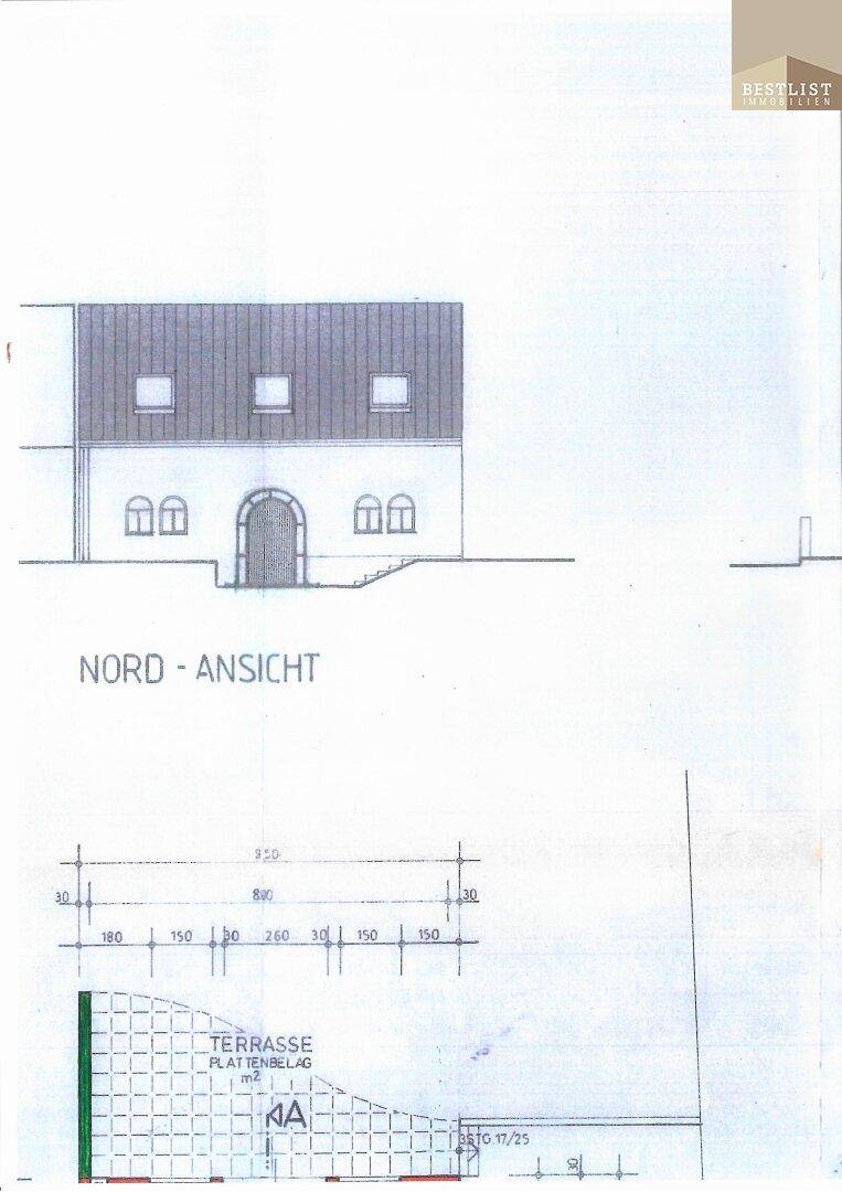 Nordansicht des Gebäudes mit Fenstern und Dachform.
