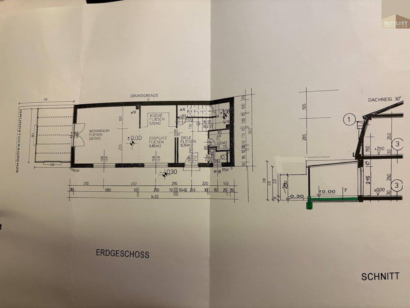 Grundriss des Erdgeschosses mit Wohnraum, Essplatz und Küche sowie einem Gebäudeschnitt.