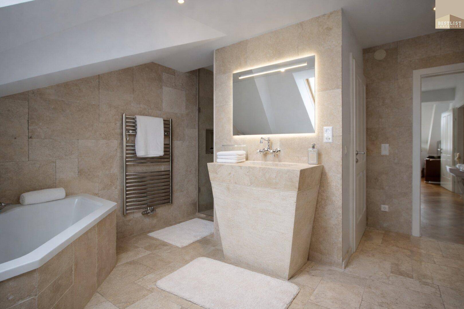 Modernes Badezimmer mit Eckbadewanne, stilvollem Waschtisch und beheiztem Handtuchhalter.
