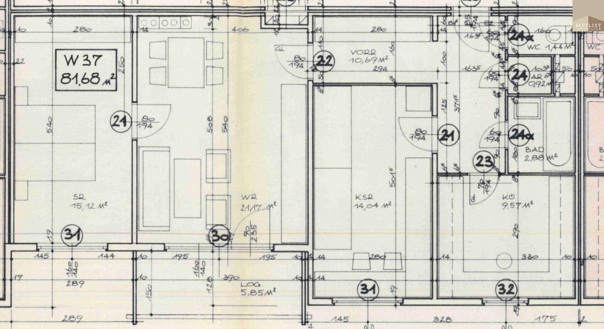 Detaillierter Grundriss einer Wohnung mit verschiedenen Räumen und Maßen.