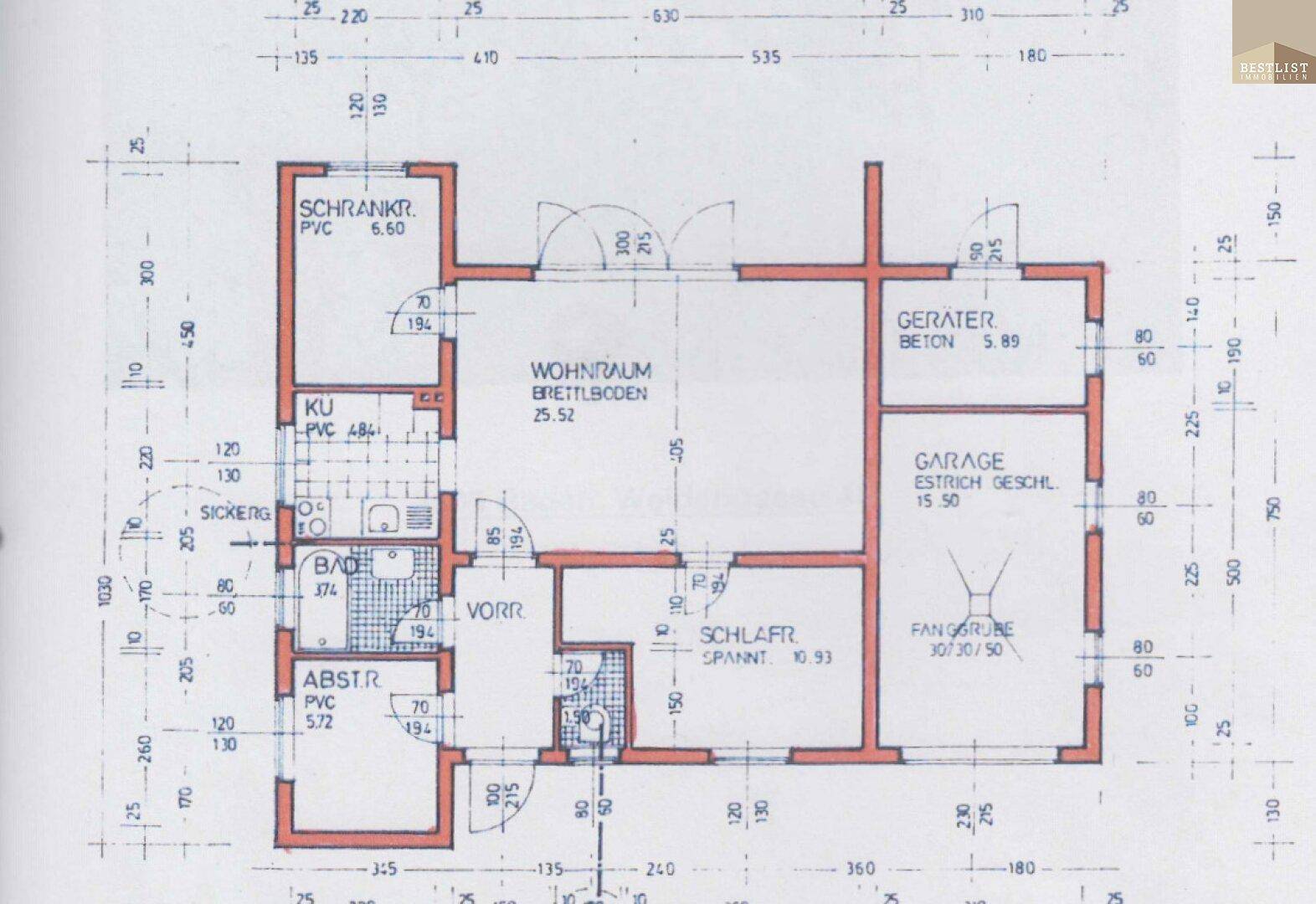 Grundriss des Erdgeschosses mit Wohnraum, Schlafzimmer und Garage.