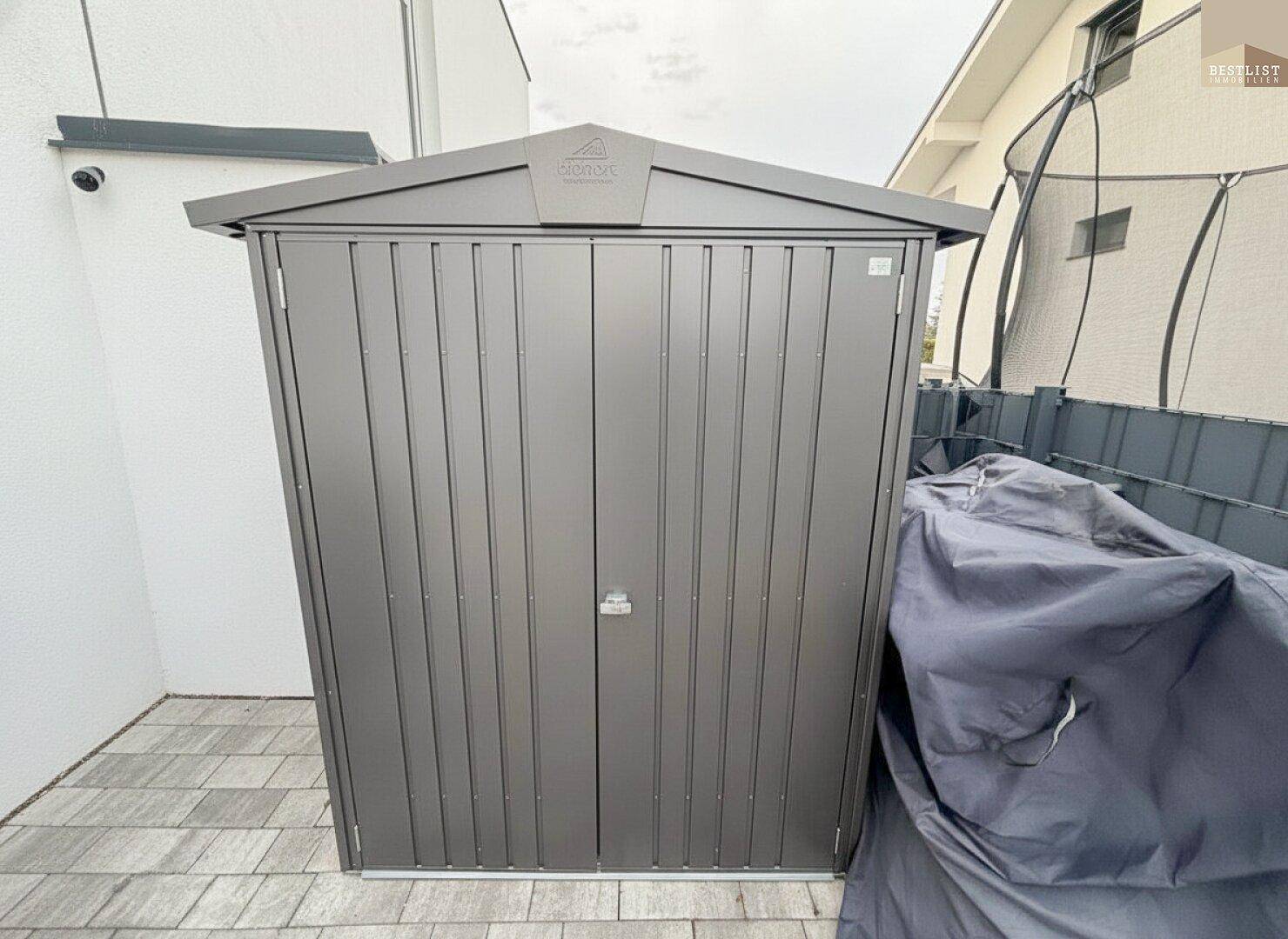 Praktischer Gartenschuppen aus Metall für die Aufbewahrung von Werkzeugen und Geräten.