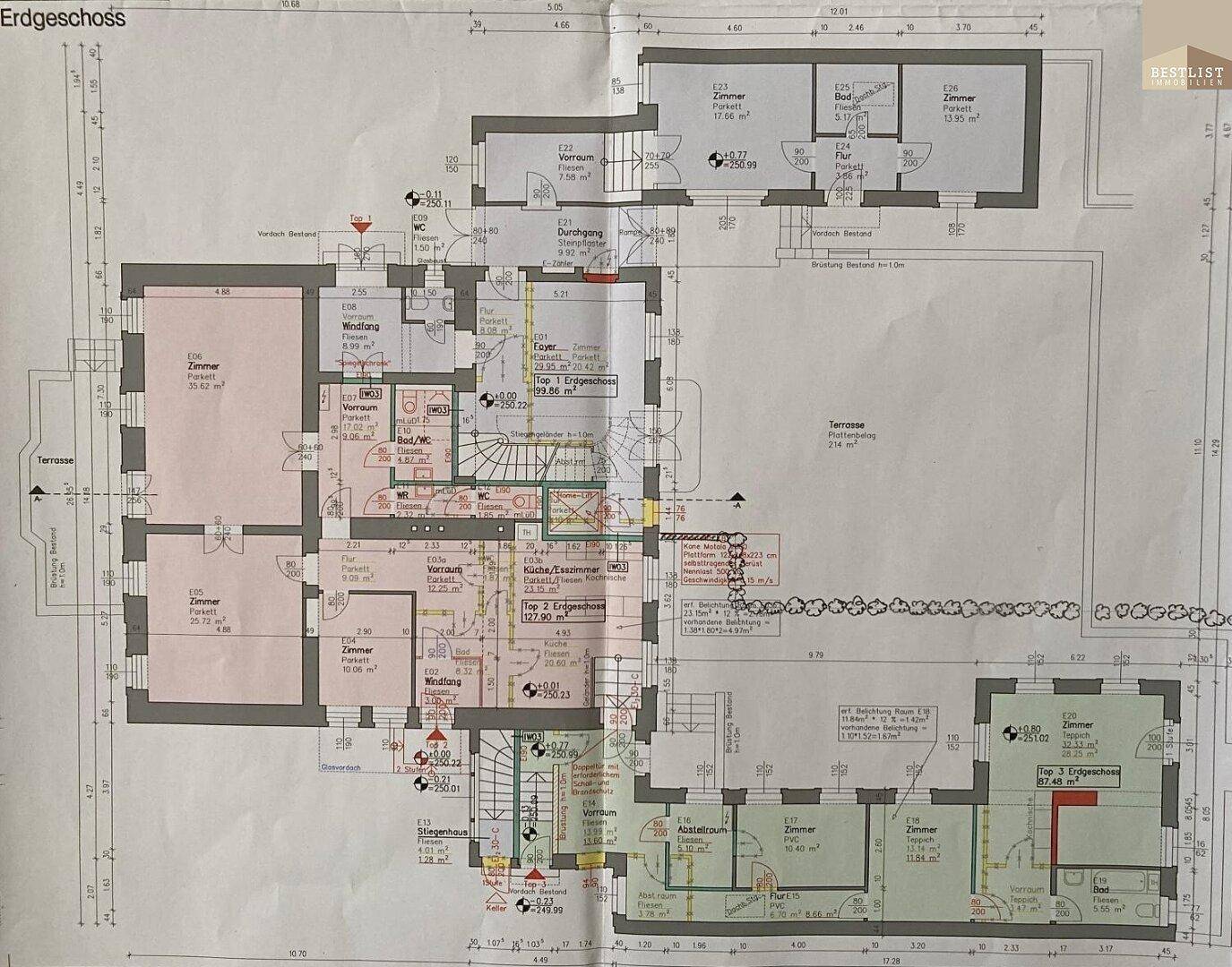 Detaillierter Grundriss des Erdgeschosses mit verschiedenen Zimmern und einer Terrasse.