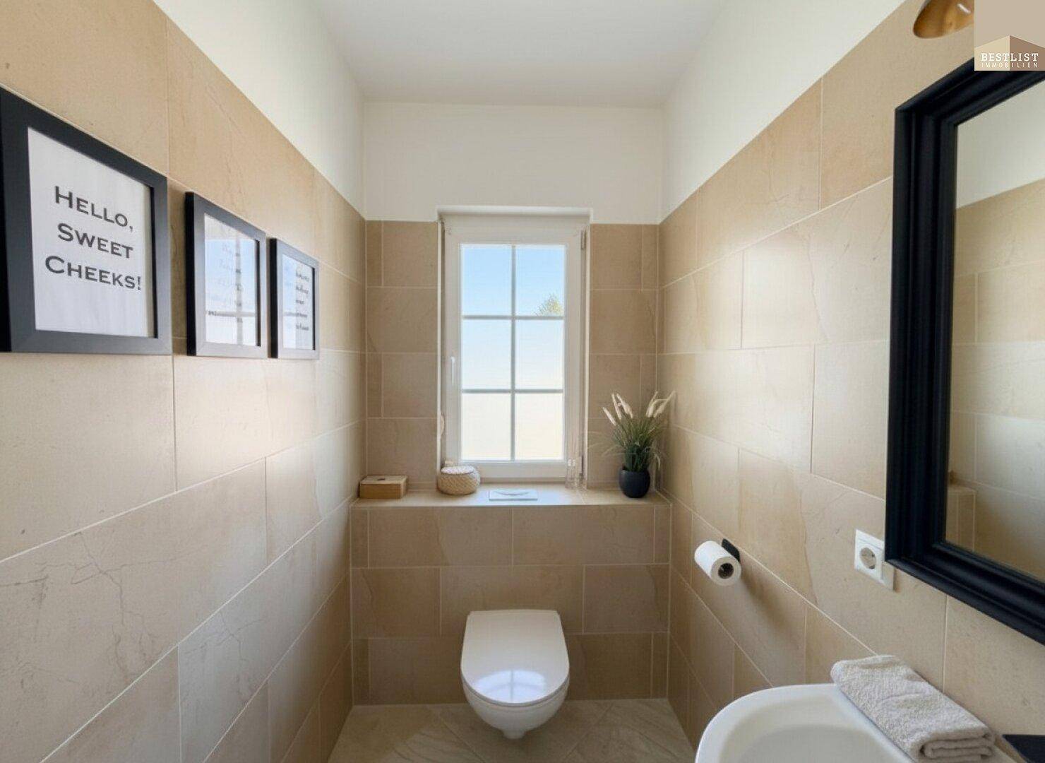 Modernes Gäste-WC mit beigefarbenen Fliesen, wandhängendem WC und Fenster.