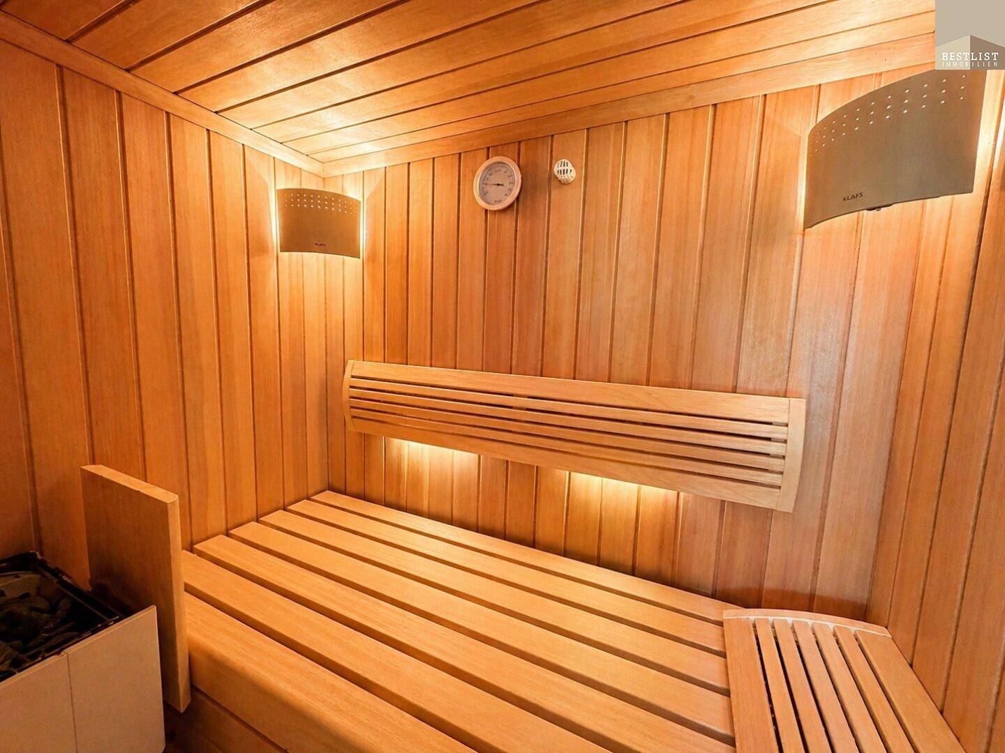 Gemütliche Holzsauna mit Bänken und integrierter Beleuchtung für Entspannung.