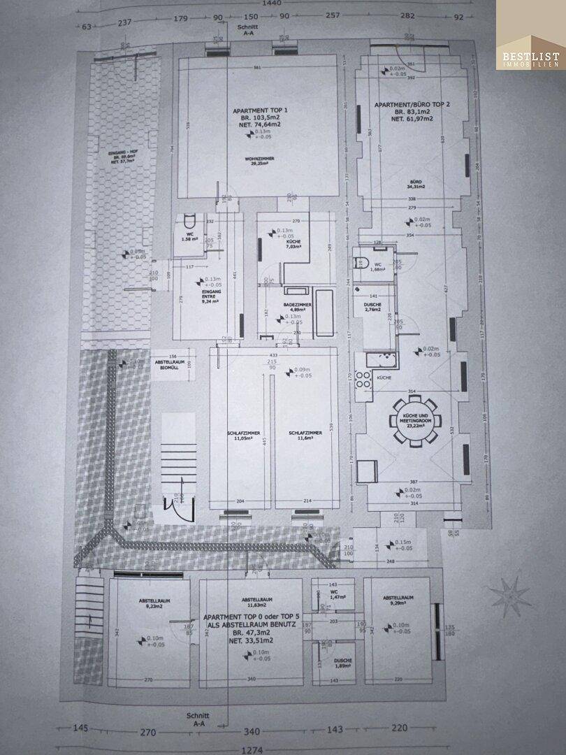 Grundriss des Erdgeschosses mit mehreren Wohneinheiten und Außenbereichen.