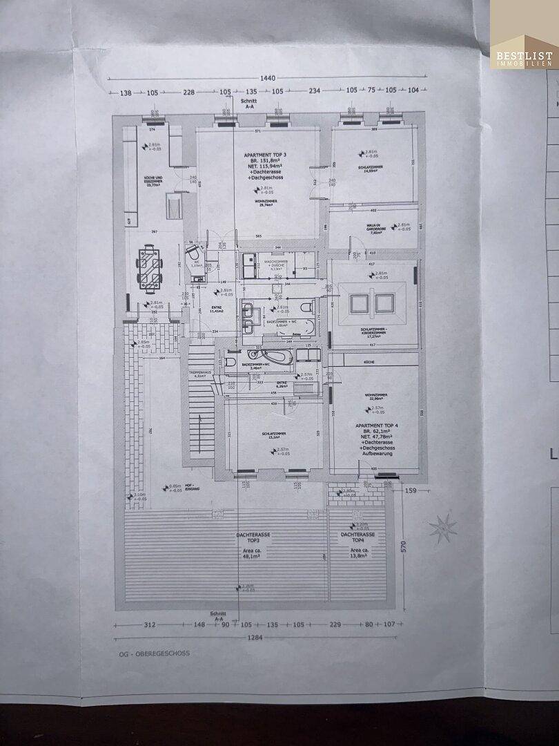 Grundriss des Obergeschosses mit Wohnungen, Schlafzimmern und Dachterrassen.