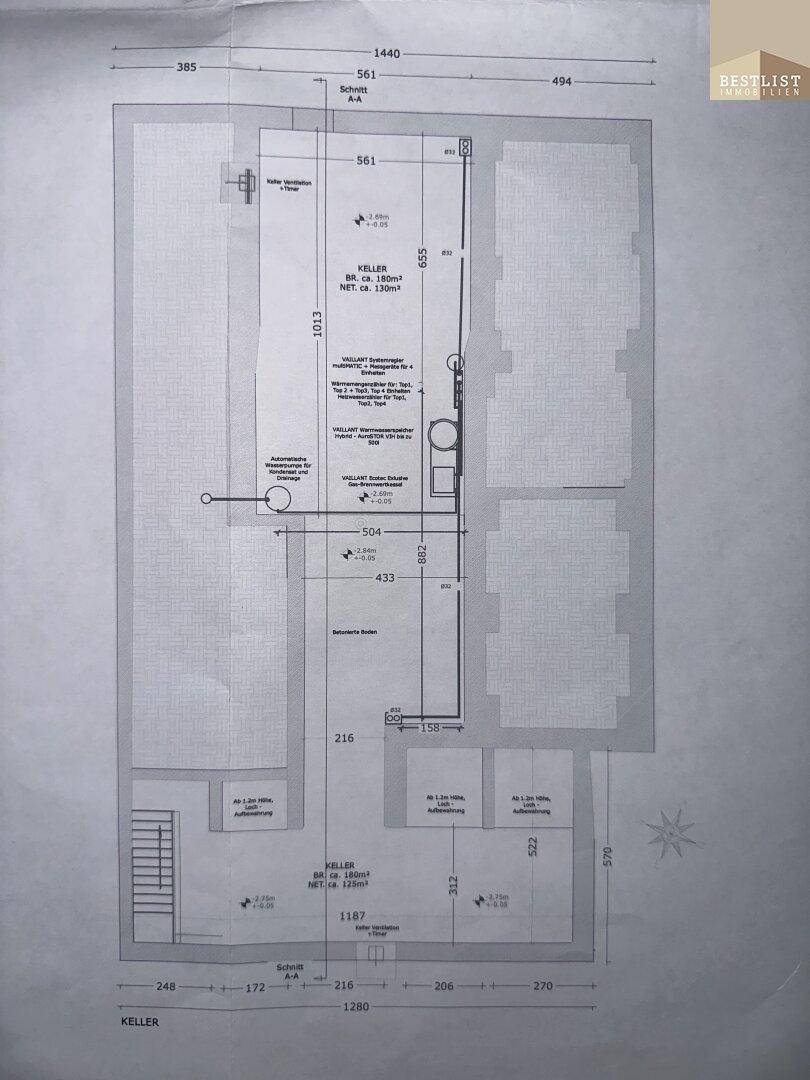 Grundriss des Kellergeschosses mit Abstellräumen und Technikbereichen.