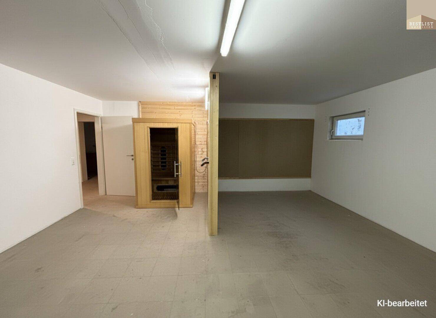 Geräumiger Kellerraum mit integrierter Sauna, ideal für Wellness und Entspannung.