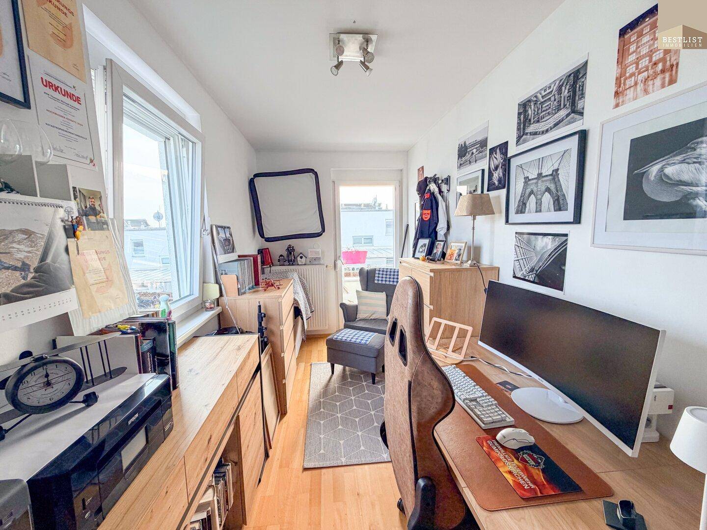 Helles Arbeitszimmer mit Schreibtisch, Holzmöbeln und vielen persönlichen Dekorationen.
