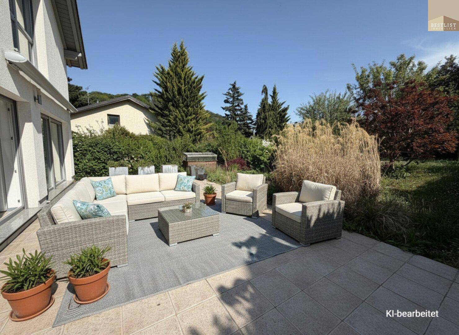 Geräumige Terrasse mit bequemen Outdoor-Möbeln, ideal zum Entspannen im Freien.