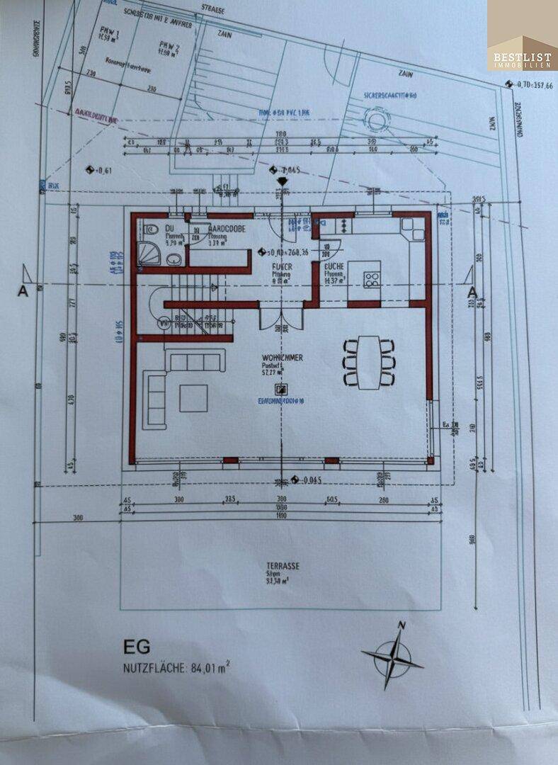 Grundriss des Erdgeschosses mit offenem Wohnbereich, Küche, WC und Zugang zur Terrasse.
