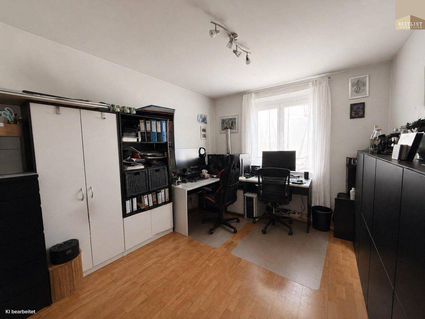 Geräumiges Arbeitszimmer mit zwei Schreibtischen, viel Stauraum und natürlichem Licht.
