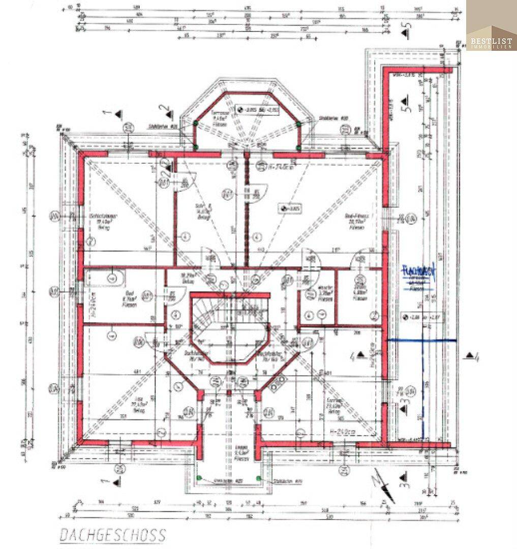 Grundriss des Dachgeschosses mit Schlafzimmern, Bädern und Balkonzugang.