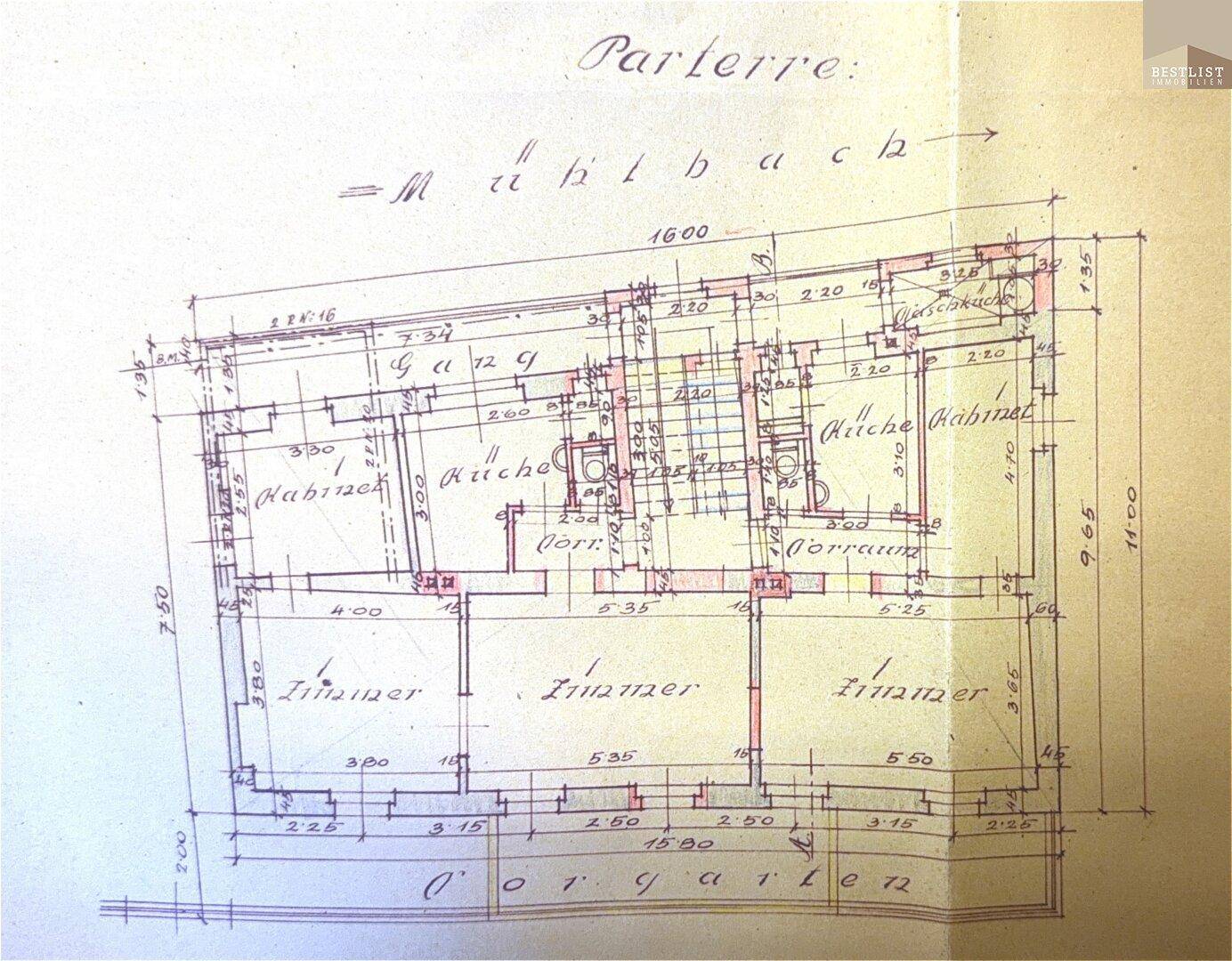 Grundriss des Parterres mit Zimmern, Küche und Zugang zu einem Innenhofbereich.