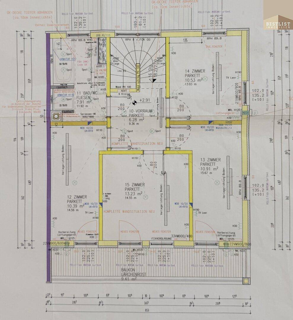Grundriss des Obergeschosses mit mehreren Zimmern, Bad und einem Balkon.