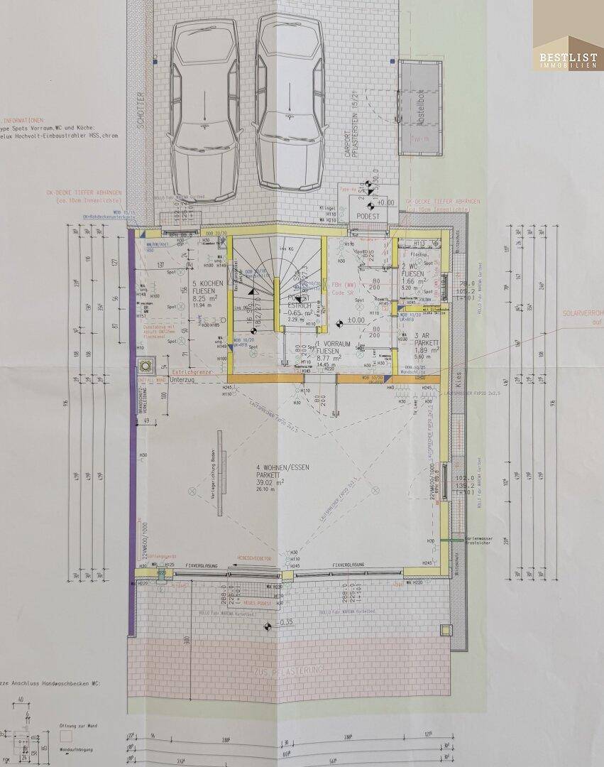 Grundriss des Erdgeschosses mit offenem Wohn-Essbereich, Küche und Carport.