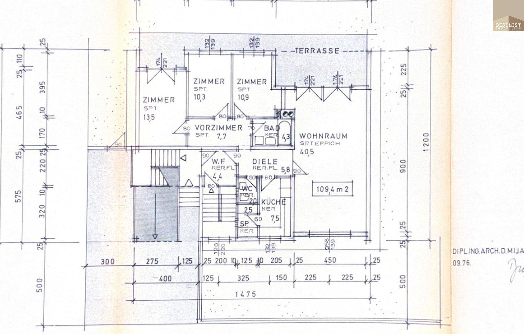 Grundriss des Erdgeschosses mit Wohnraum, Küche, Zimmern und einer großen Terrasse.