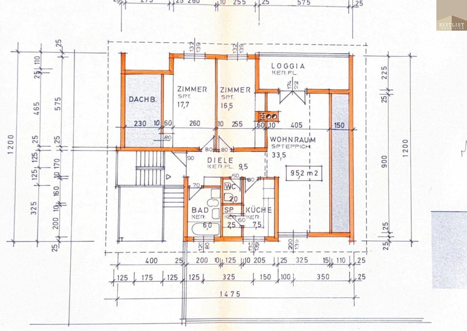 Grundriss des Obergeschosses mit Wohnraum, Loggia, Zimmern und einem Badezimmer.